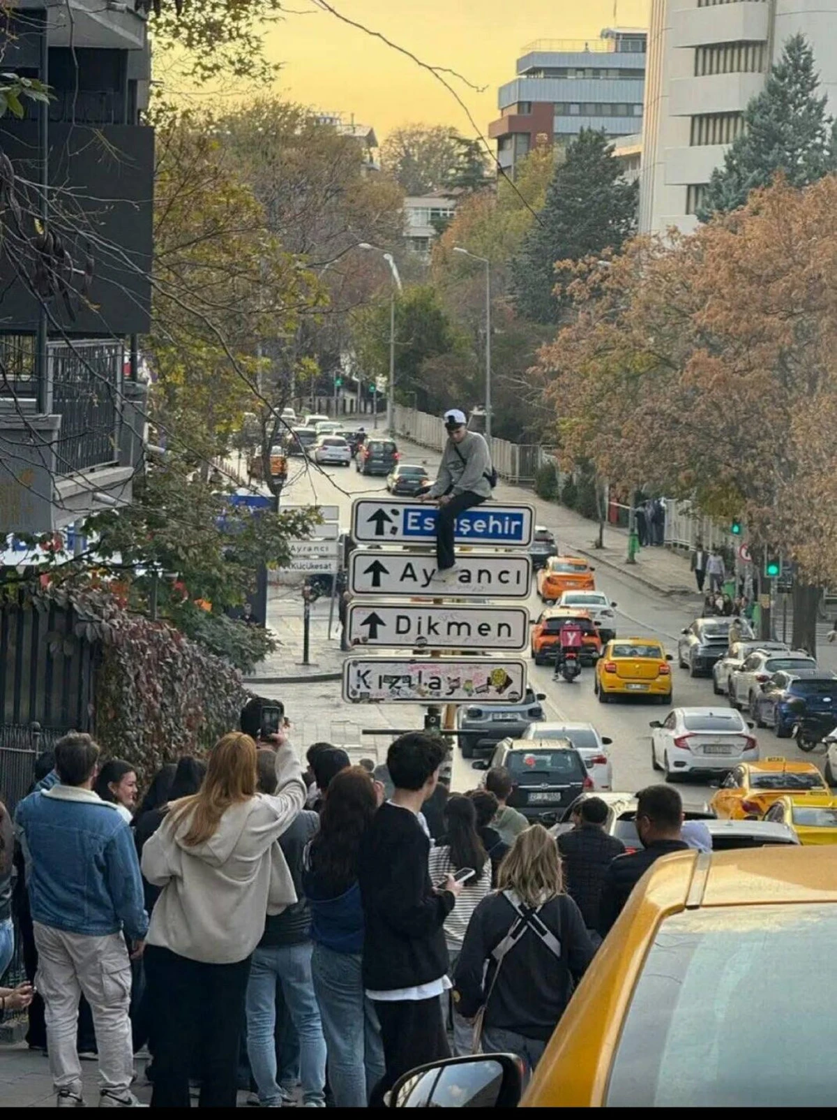 Gen&ccedil;ler Kızılay-Dikmen Tabelasını Par&ccedil;aladı!